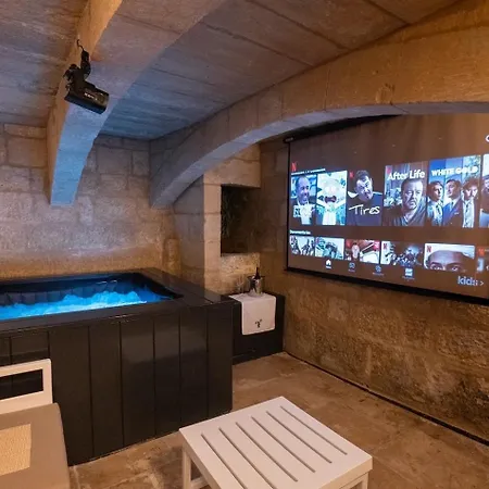 Boutique Private Hot Tub & Cinema * Биргу
